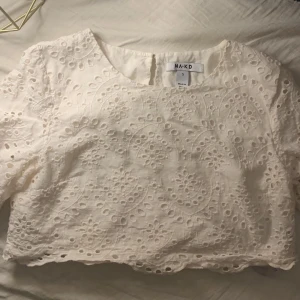 Spets topp - Jätte söt spets topp från NAKD som jag köpt av en tjej här på plick, men tyvärr är den förliten på mig, tröjan är i storlek s men skulle mer säga att den är som en xs 