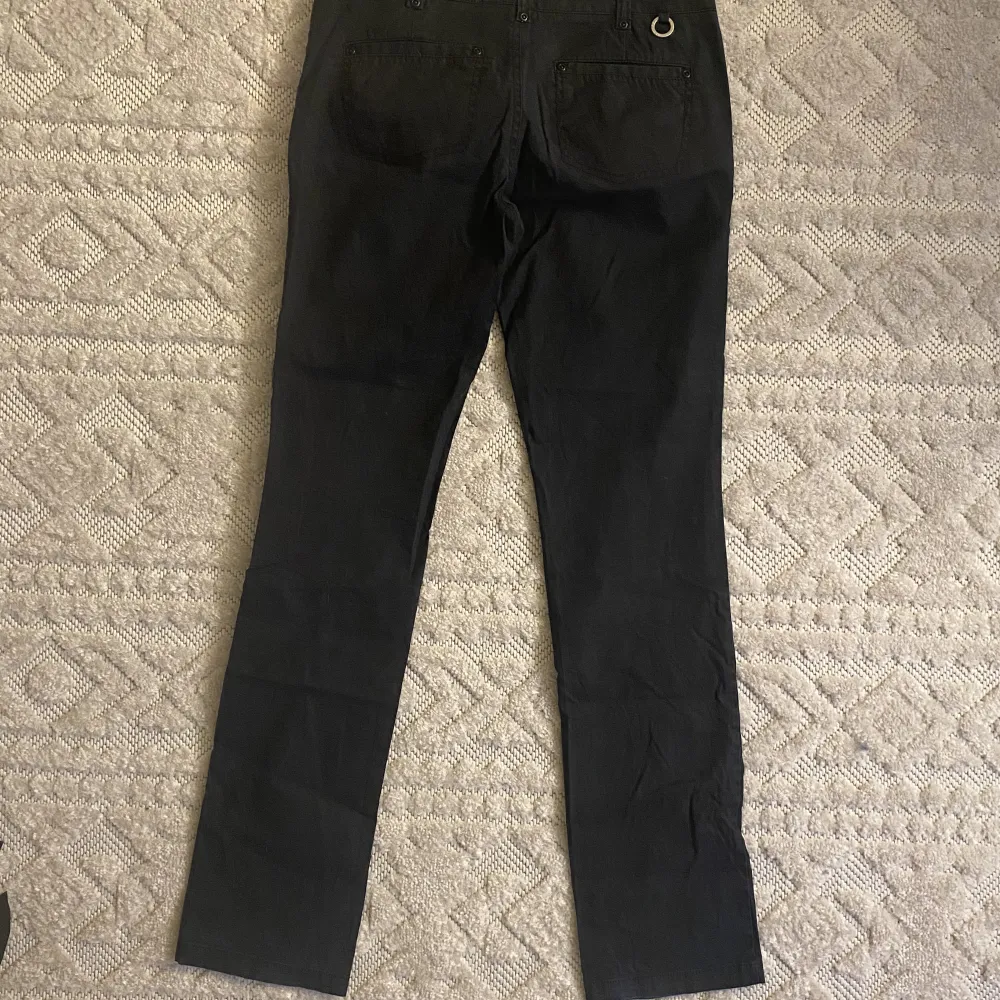 Säljer dessa raka svarta lågmidjade byxor ifrån Stockholm LM. Jeans & Byxor.