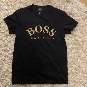 Hugo boss t shirt  - Hugo boss t shirt till salu. Köpt på Zalando för typ 800kr, online kvitto går nog att hitta om så behövs. Skicket är riktigt bra bara använd någon enstaka gång.