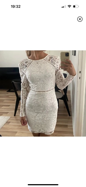 Klänning - Så fin vit klänning från Nelly strl 34 i nyskick! Endast använd en gång 🤎 frakt 66kr