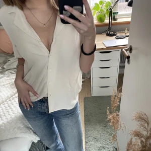 Vero moda topp - Beige/vit topp från Vero moda pieces. Köpt i somras och använd endast en gång. Köpt för 300 säljer för 100