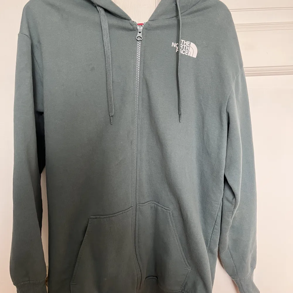 Jättefin zip up hoddie från the north face i en mörkare mintgrön färg. Använd fåtal gånger och är som i nyskick💕 Passar perfekt till våren och sommaren att dra över när det blir lite kyligt. Frakt tillkommer (Spegeln är smutsig på tredje bilden)😊. Tröjor & Koftor.