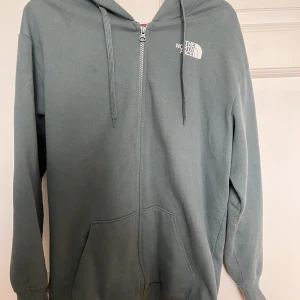 The north face zip up hoddie - Jättefin zip up hoddie från the north face i en mörkare mintgrön färg. Använd fåtal gånger och är som i nyskick💕 Passar perfekt till våren och sommaren att dra över när det blir lite kyligt. Frakt tillkommer (Spegeln är smutsig på tredje bilden)😊