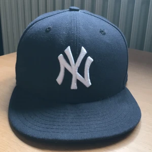 New era fitted cap  - Säljer denna svarta kepsen då den är för liten, storlek syns på sista bilden. Lågt pris för skärmen är är konstig annars bra skick👍