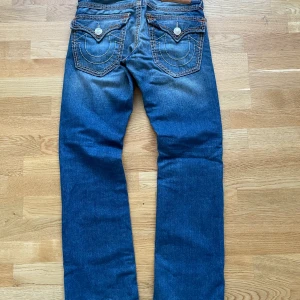 True Religion jeans - Snygga True Religion jeans som är sparsamt använda. Köpta i Los Angeles förra året. Storlek 30 Modell- raka i benen och rätt låga i midjan.
