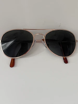 Solglasögon  - Ett par fina solglasögon i märket Swing som knappt har blivit använda