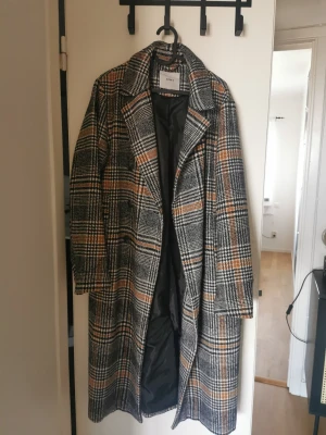 Kappa  - Lång kappa i fint skick köpt för 1.200kr säljer den för 400kr🌺