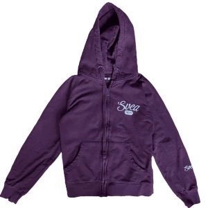 Svea zip hoodie - Svea zip tröja i storlek m, köpt på second hand därav använt skick, inga defekter. Hör av dig angående frågor!!