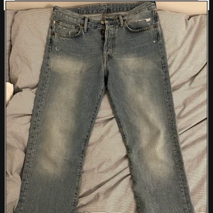 Acne-jeans - Ett par Acne-jeans modell 1996. Nypris 2300 kr. Jeansen är endast använda tre gånger. Säljer jeansen då jag köpte en för liten storlek. Det öppna köpet har gått ur så säljer här istället. Dem är ljusare i verkligenheten än på bilden. 