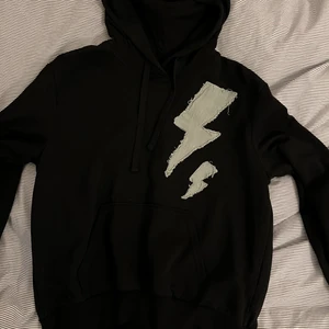 Cool hoodie  - Använd endast ett fåtal gånger. Köpte den för 400 kr av en tjej här på Plick, säljer den för 200 kr. Ett riktigt kap!