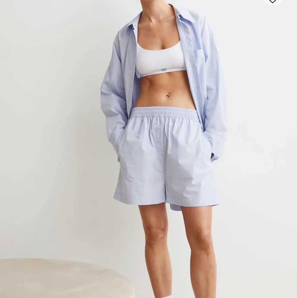 Supersnygga pyjamasset från H&M som är helt slutsålt i dem mindre storlekarna! Jag säljer skjorta och shorts i strl S tillsammans för 400kr :) DM för fler bilder!. Shorts.