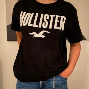 Snygg T-shirt från Hollister. Använd ett fåtal gånger o därmed i mycket gott skick, säljer pga att den inte används. Vid intresse kontakta mig, köparen står för frakt 💕