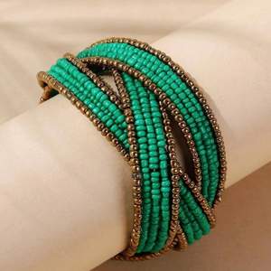 Superfint armband med gröna och guldiga pärlor. Säljer pga att det kommer ej till användning tyvärr…använd 2 gånger! 💚 blir billigare vid köp av annan accessoarer 