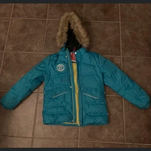 Vinterjacka Reima - Fin Reima dunjacka storlek 140. Den är i mycket fint skick Något ljusare färg än det som syns på bilden. Hämtas up i Kalix-Nyborg.