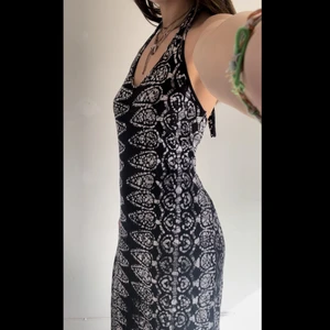 Långklänning  - Jättefin långklänning från indiska i skönt tyg. Har knytning i nacken så man kan justera urringningen. Går precis ner till marken på mig som är 165 cm❤️‍🔥