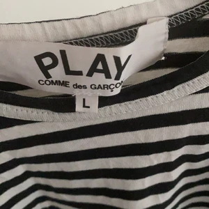 Cdg tröja  - Finns ett litet hål sitter mer som en medium eller small har inte kvar kvittot eller liknande säljs för den bara tar plats 