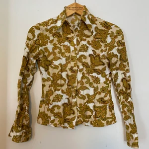 Retro paisleyskjorta strl XS/S - Jättefin skjorta som jag köpt på en retrobutik i Lissabon som nu är för liten. Ostretchigt men bekvämt tyg. Passar XS/S