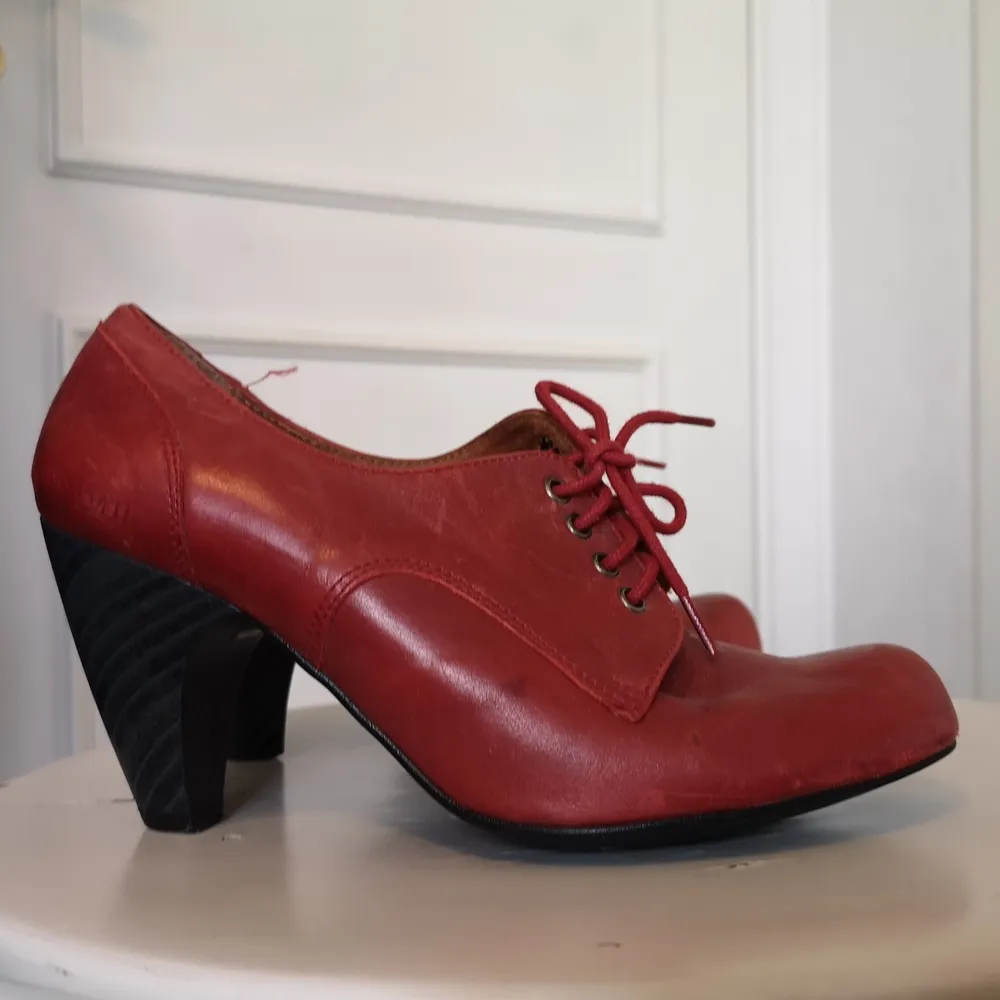 Mörkröda skor med vacker klack. Vintagestil men nyproduktion. Läder, snörning. . Skor.