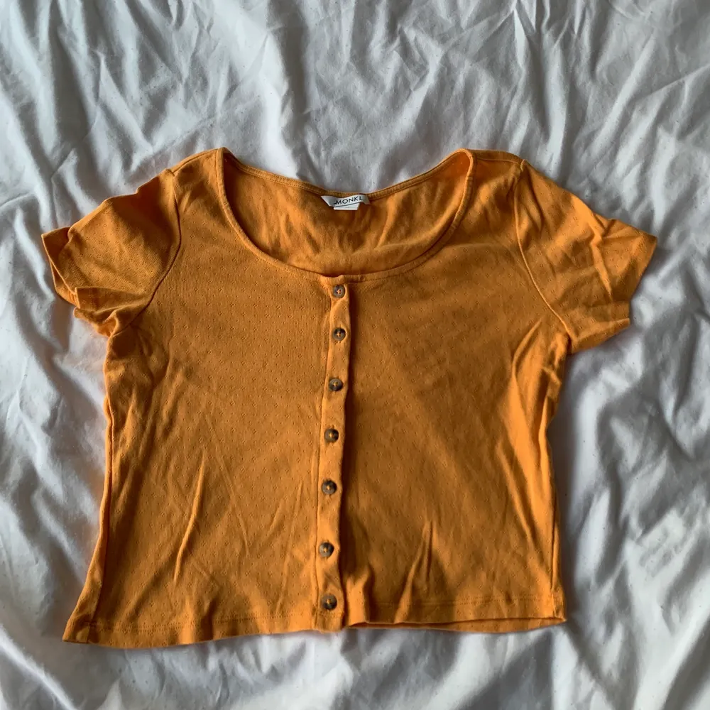 cutest buttoned top from monki! has an adorable little pattern on it. perfect for spring and summer 💛🧡💛. Toppar.