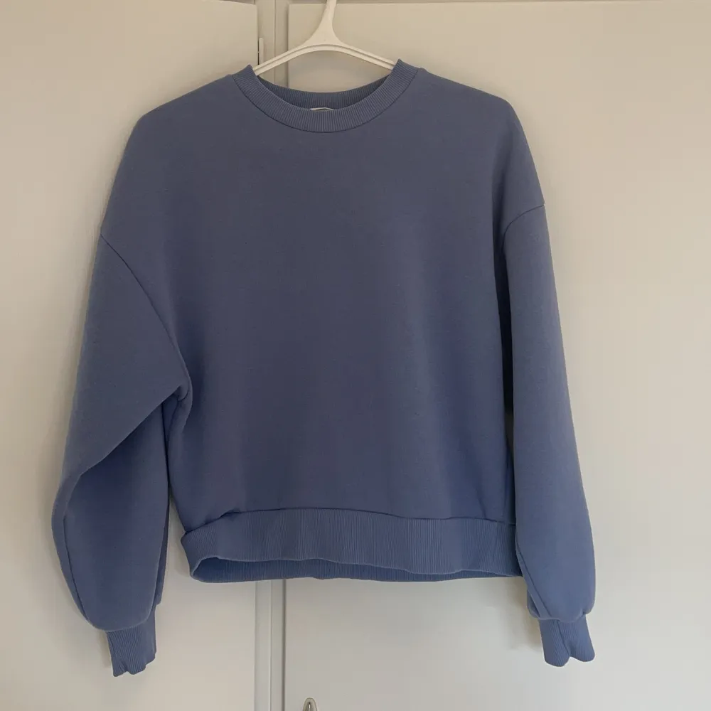 Säljer denna jätte fina blå sweatshirt från Gina Tricot, säljer pga att den är för liten för mig. Den är i väldigt bra skick endast använnd 2 gånger, den är i storlek S. Färgen gör sig bäst på bild 2. Nypris är 249 kr. Frakt tillkommer! 😊. Tröjor & Koftor.