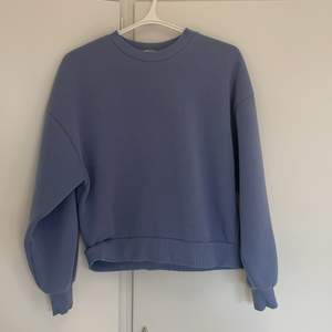 Säljer denna jätte fina blå sweatshirt från Gina Tricot, säljer pga att den är för liten för mig. Den är i väldigt bra skick endast använnd 2 gånger, den är i storlek S. Färgen gör sig bäst på bild 2. Nypris är 249 kr. Frakt tillkommer! 😊