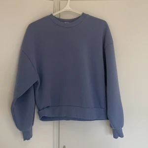 Blå sweatshirt gina tricot  - Säljer denna jätte fina blå sweatshirt från Gina Tricot, säljer pga att den är för liten för mig. Den är i väldigt bra skick endast använnd 2 gånger, den är i storlek S. Färgen gör sig bäst på bild 2. Nypris är 249 kr. Frakt tillkommer! 😊