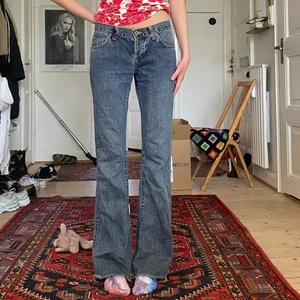 Lågmidjade bootcut jeans - Riktigt fina lågmidjade bootcut jeans! Jag är 175 lång och brukar ha S i byxor, det står att dessa är i strl 30/34 men skulle säga att de är S/M kanske 💖💖