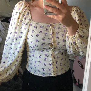 Blommig blus monki - En superfin blommig blus från monki 💜 Endast använd ett fåtal gånger! Storlek: 36 🥰 Säljs för 200kr + frakt