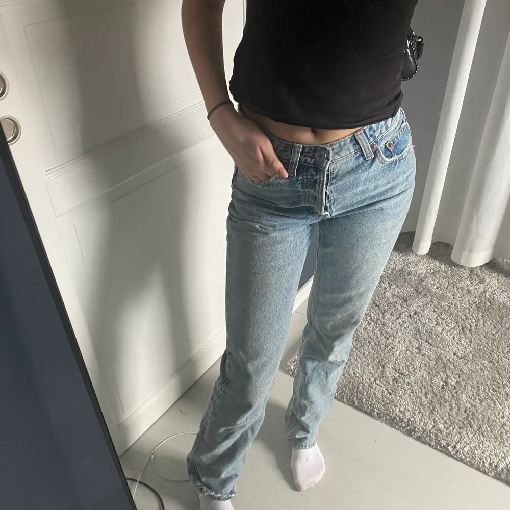 Snygga zara jeans, helt oanvänd säljer på grund av att dom inte kommer till användning. Passar perfekt på mig som är 168❤️. Jeans & Byxor.