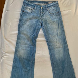 Lågmidjade jeans  - Säljer dessa snygga lågmidjade jeans eftersom de är för små för mig! Fint skick💞