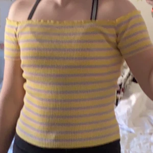 Tröja från new yorker. Aldrig använd. - Storlek S men väldigt stretchig, passar nog Medium. Skön och perfekt till våren men ej min stil. Och gillar ej hur den sitter på mig själv. Nypris ca 70kr. Köparen står för frakt, kan mötas i nordvästra Skåne. #newyorker #sisterknitwear 