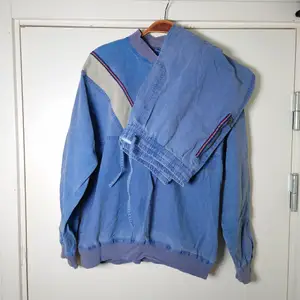 Ett tvådelat set med tröja och byxor i tunnt jeanstyg. Vintage. Kan skicka fler bilder på detaljerna till den som är intresserad🌱