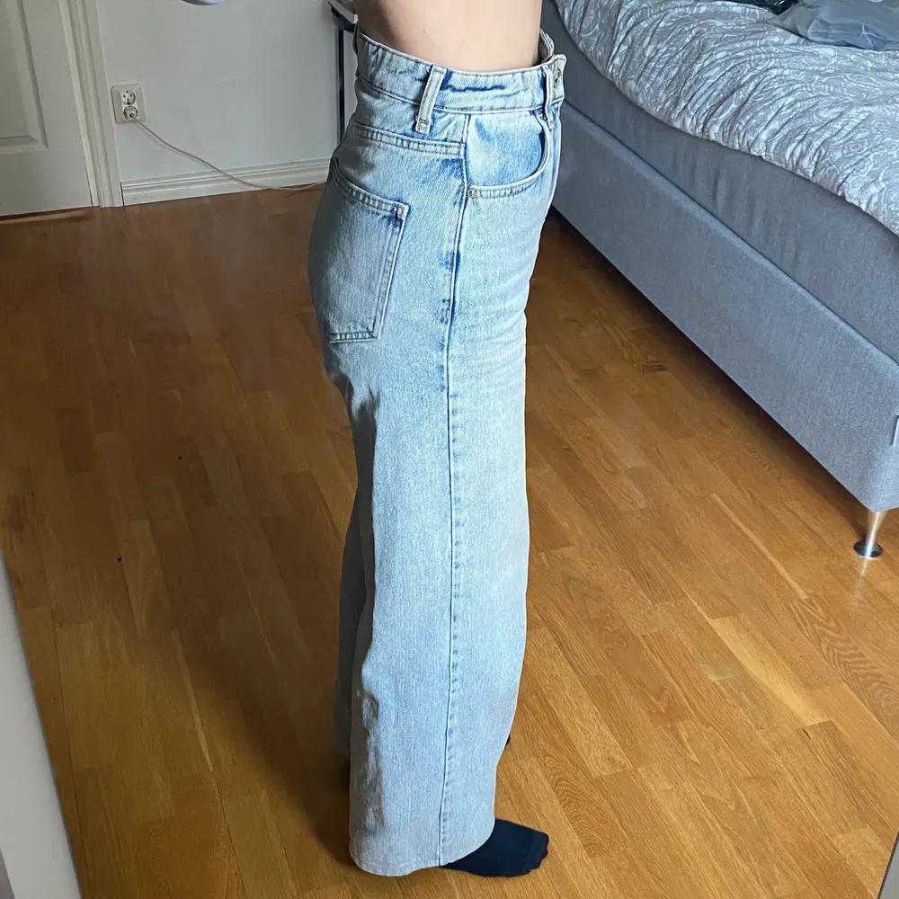 Snygga ljusblå jeans från Gina som är ganska använda men ser fortfarande nya ut! Säljer eftersom jag vill uppdatera min garderob😝. Jeans & Byxor.