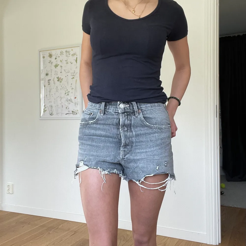 Säljer mina gråa jeansshorts som är köptes inför förra sommaren. Shortsen är supertrendiga i sommar har ursnygg tvätt.❤️❤️ . Shorts.