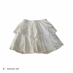 Vit volang kjol - Säljer denna vita volangkjol. Budet ligger på 60 kr🌸