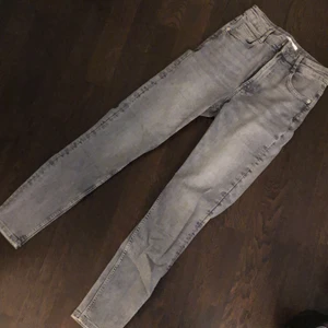 Byxor zara - Använt en gång, men för små (har S annars). Dom är XS, från zara. Fina gråa byxor 