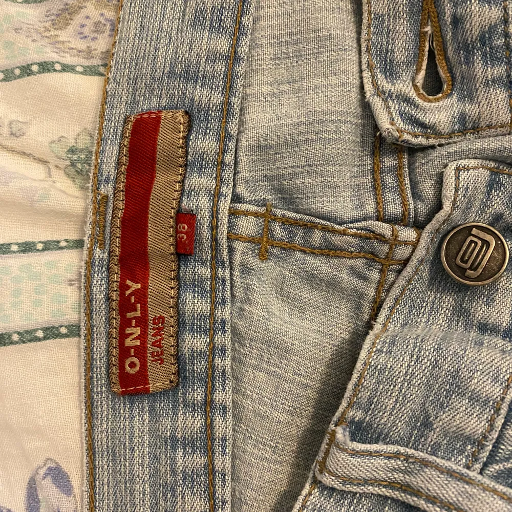 Tänkte kolla intresset på dessa sjukt snygga lågmidjade jeans från ONLY i storlek 38. Säljer dom vid bra bud🙌🏼💗. Jeans & Byxor.