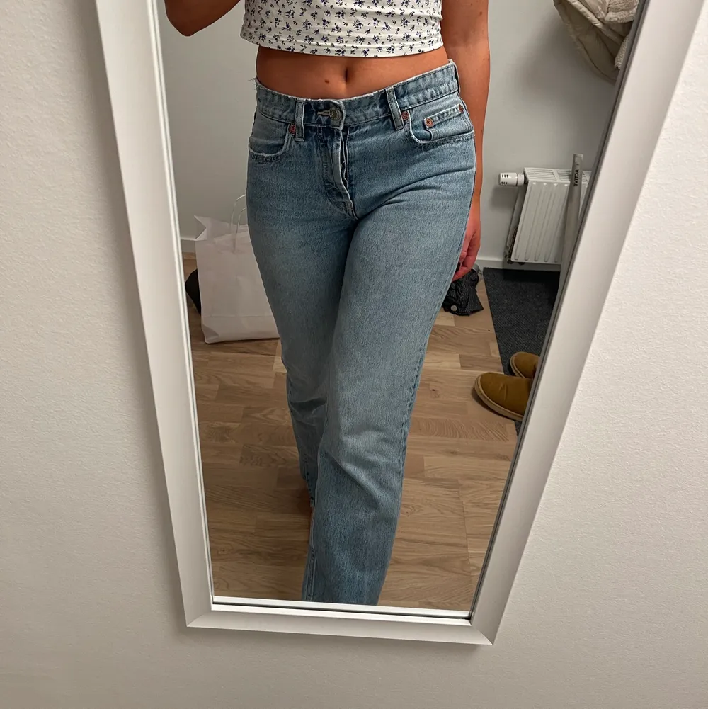 Low waisted jenas från zara. Som nya! Klippt slits vilket är såå snyggt speciellt över skor! Är runt 170 lång. Jeans & Byxor.