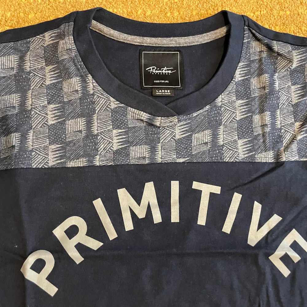Snygg blå / grå Jersey från skateboard märket Primitive. Storlek L. Helt ny med tag kvar. Kan skickas. . T-shirts.