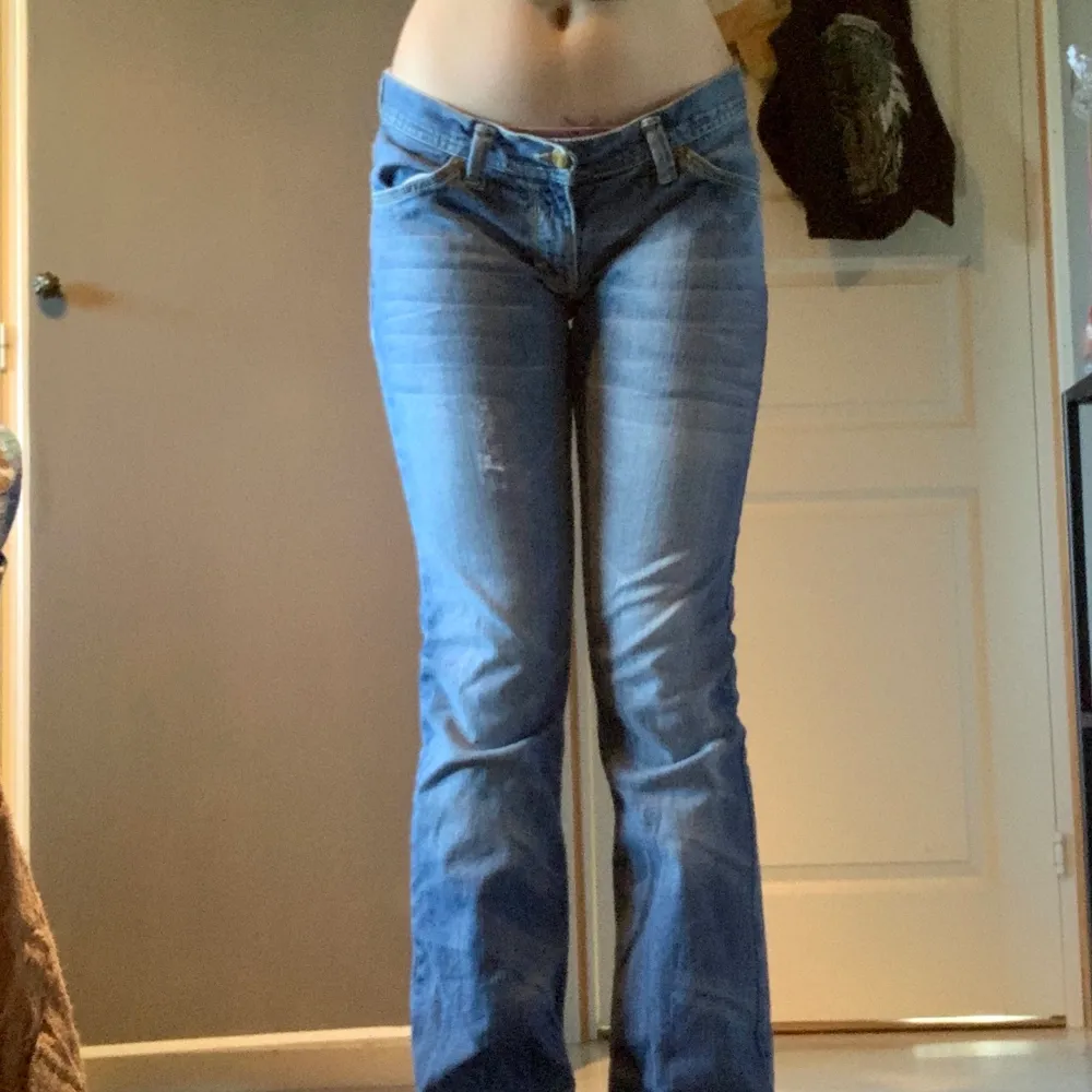 Jättefina jeans som är super low waisted! Tajta vid låren och utsvängda nertill. Vintage från hm och finns inte att köpa längre, sitter bra på mig som har S. Jeans & Byxor.