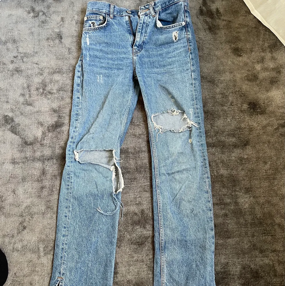 Säljer Pull and Bear jeans i fint skick. Köptes för ca ett år sedan❤️. Slutsålda överallt. Sitter bra på mig i längden som är 170cm lång. Nypris 600kr.. Jeans & Byxor.