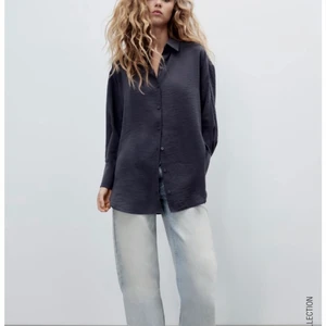 Skjorta  - Oversizeskjorta från Zara aldrig använd. 250kr