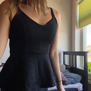 svart linne med volang - superfint linne från gina tricot som har lite v-rigning och volang. ger superfin form och väldigt bekväm. FRAKT INGÅR