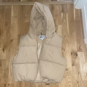 Väst  - Väst från nakd, använd fåtal gånger. Köparen betalar frakten.