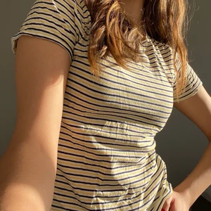 Randig T-shirt - En vit t-shirt med gula och mörkblåa/svarta ränder från Zara💛