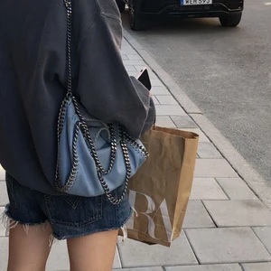 Stella McCartney väska - KÖP DIREKT FÖR 3000 KR! BUDGIVNINGEN ÄR EJ AVSLUTAD!!Säljer/kan byta mot en annan färg/storlek, min älskade Stella McCartney falabella mini blå. Den är lite mörkare än på bild 3. Seriösa bud, skriv privat om du har mer frågor. Väskan går ej att köpa längre då det var en limited edition väska! (ÖKA MED 100 KR PER BUD)