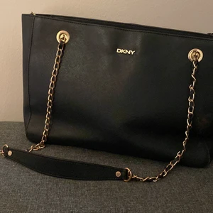 Riktigt dkny väska  - Väldigt fin i skicket och fin i sin modell ängel att passa in med alltså kläder❤️