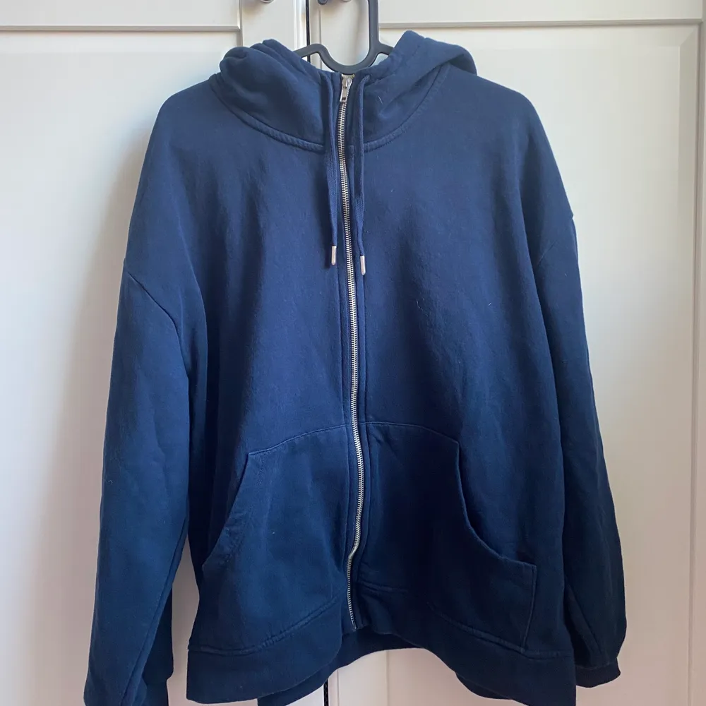 Jättefin mörkblå oversized zip up hoodie från Kappahl. Den är storlek L men passar mer som M, använd ca 3 gånger. Köpt för 400kr.. Tröjor & Koftor.