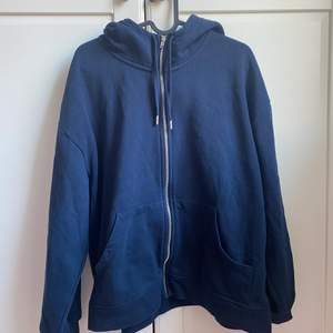 Jättefin mörkblå oversized zip up hoodie från Kappahl. Den är storlek L men passar mer som M, använd ca 3 gånger. Köpt för 400kr.