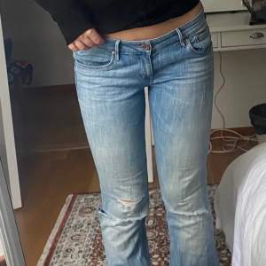 !LÅNADE BILDER FRÅN FÖRRA TJEJEN! Säljer dessa snygga lågmidjade jeans med hål i pga för stora för mig❤️ passar för mig som är 172, från h&m